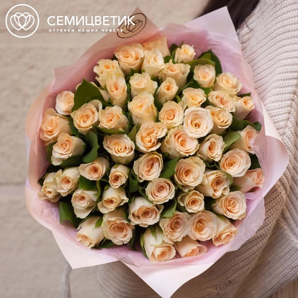 Букет из 51 кремовой розы 30 см (Кения) в голубой пленке