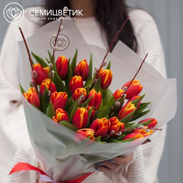 Букет из 25 красно-желтых тюльпанов 40 см с веточками вербы