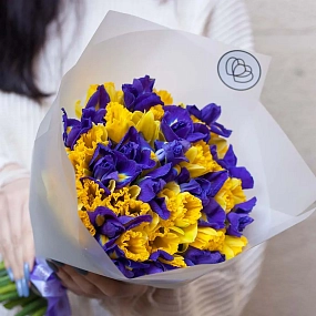 Букет из 26 желтых нарциссов и 19 ирисов в прозрачной пленке