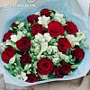 Букет из 15 красных с темной каймой роз (Россия) и 10 белых альстромерий