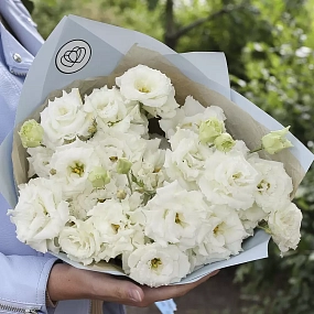 Букет из 15 белых махровых лизиантусов в голубой пленке