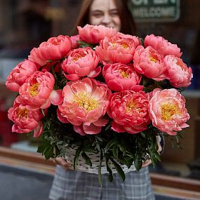 Композиция из 25 коралловых пионов Coral Sunset Premium в корзине