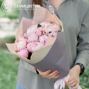 Букет из 15 розовых пионов Standart Plus в сиреневой пленке