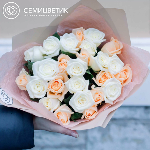 Букет из 25 белых и кремовых роз 35-40 см (Россия) в кремовой пленке