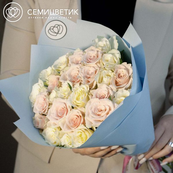 Букет из 25 белых и нежно-розовых роз 40 см (Кения) в голубой пленке