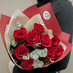 Букет из 9 красных роз Freedom 50 см (Эквадор) с эвкалиптом