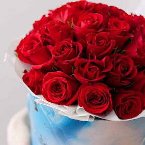 Букет в голубой шляпной коробке Amour Mini из 31 красной розы (Кения)