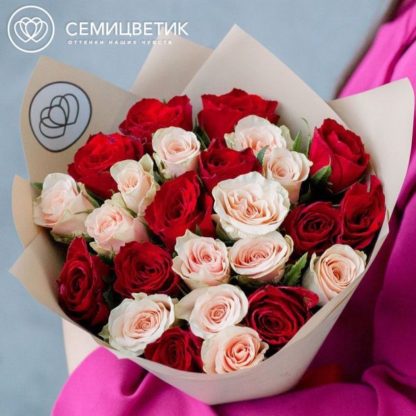 Букет из 25 красных и нежно-розовых роз 40 см (Кения) в кремовой пленке