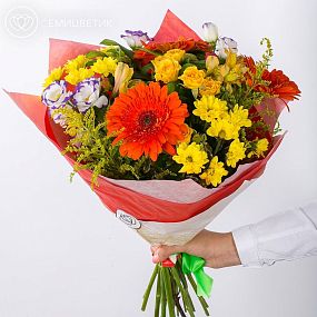 Букет из герберы, кустовой хризантемы и кустовых роз в упаковке