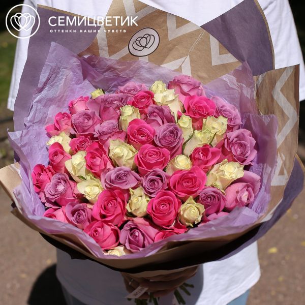 Букет из 51 белой, сиреневой и розовой розы 40 см (Кения)