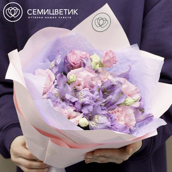 Букет из 10 сиреневых альстромерий и 5 розовых лизиантусов в розовой пленке