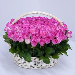 Композиция из 151 розовой розы (Россия) в корзине