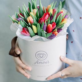 Букет в белой шляпной коробке Amour Mini из 35 тюльпанов микс