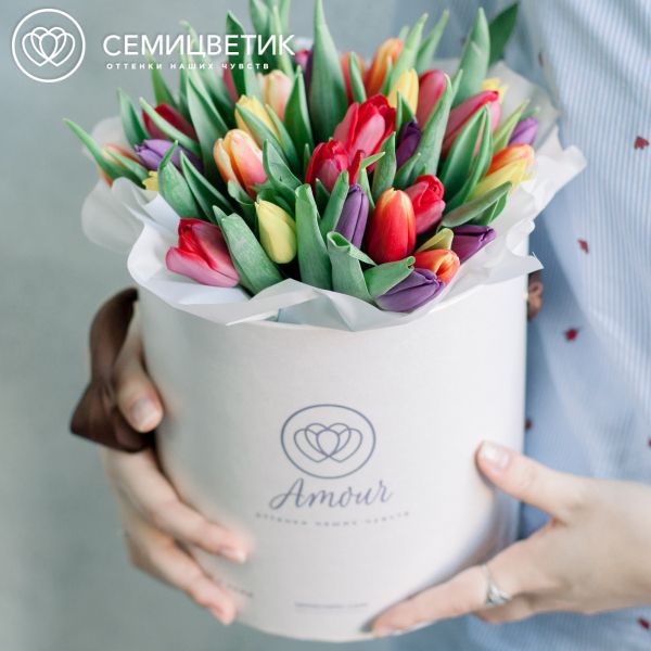 Букет в белой шляпной коробке Amour Mini из 35 тюльпанов микс