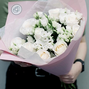 Букет из 10 белых роз Vendela 50 см (Эквадор) и 7 белых лизиантусов в розовой пленке