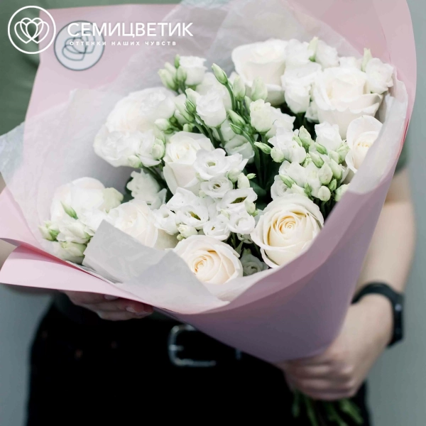 Букет из 10 белых роз Vendela 50 см (Эквадор) и 7 белых лизиантусов в розовой пленке