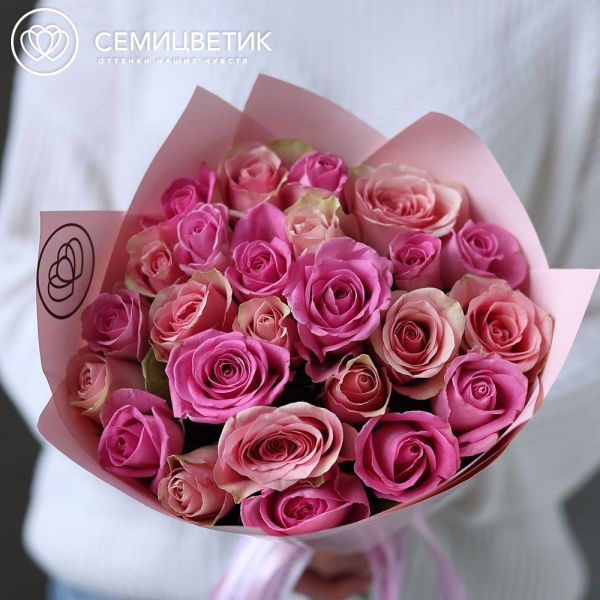 Букет из 25 розовых и нежно-розовых роз 35 см (Кения) в розовой упаковке