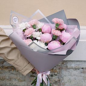 Букет из 11 белых и розовых гвоздик и 5 розовых пионов Standart Plus в сиреневой пленке