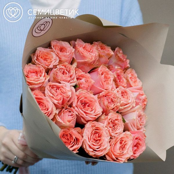 Букет из 25 кораллово-розовых пионовидных роз Wild Love 40 см в кремовой пленке