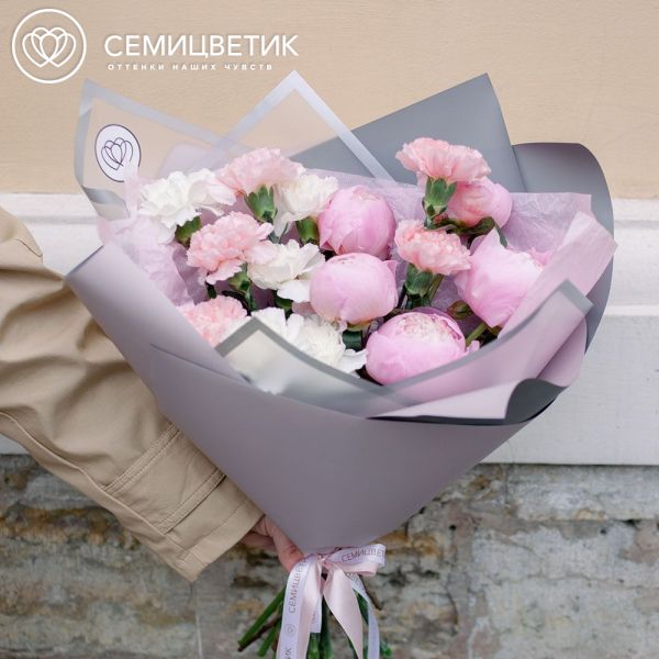 Букет из 11 белых и розовых гвоздик и 5 розовых пионов Standart Plus в сиреневой пленке