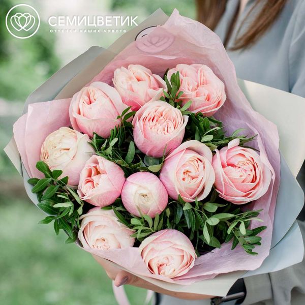 Букет из 11 нежно-розовых пионовидных роз Swan Grace 40 см с фисташкой