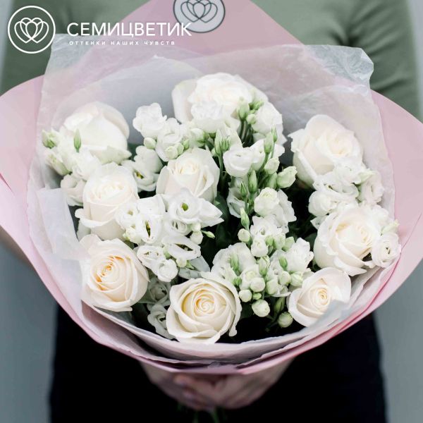 Букет из 10 белых роз Vendela 50 см (Эквадор) и 7 белых лизиантусов
