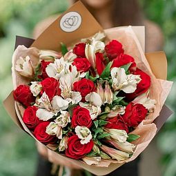 Букет из 15 красных роз 40 см (Кения) и 7 белых альстромерий