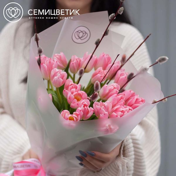 Букет из 25 розовых тюльпанов 40 см с веточками вербы