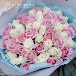 Букет из 51 розовой и белой розы (Россия) 40 см