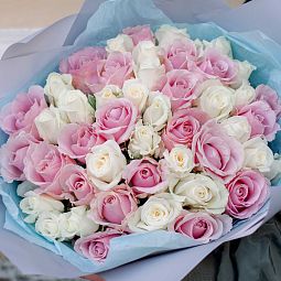 Букет из 51 розовой и белой розы 35-40 см (Россия)
