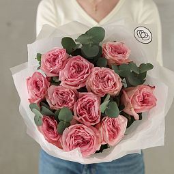 Букет из 11 пионовидных нежно-розовых роз Pink Ohara 50 см с эвкалиптом