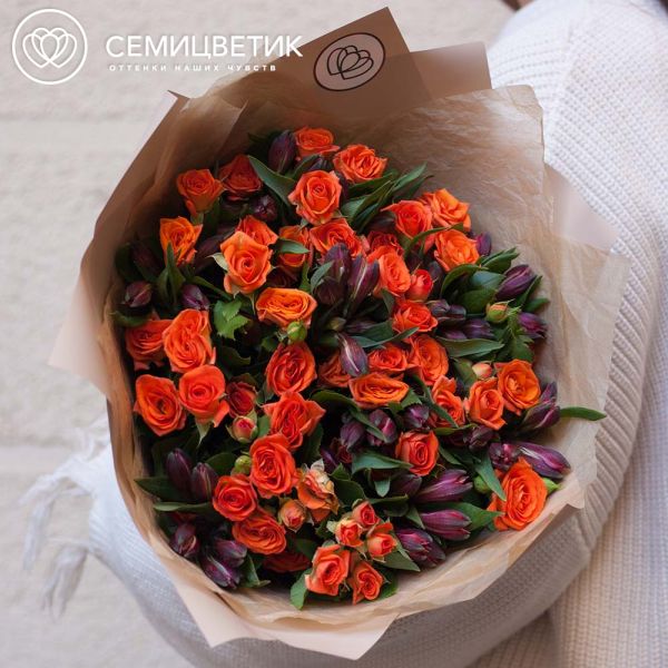 Букет из 10 красных альстромерий и 13 оранжевых кустовых роз 40 см (Кения) в кремовой пленке