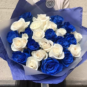 Букет из 25 синих и белых роз Vendela 50 см (Эквадор) в белой пленке