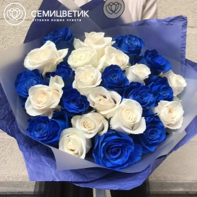 Букет из 25 синих и белых роз Vendela 50 см (Эквадор) в белой пленке