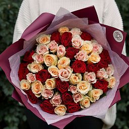 Букет из 51 кремовой, нежно-розовой и красной розы 40 см (Кения)