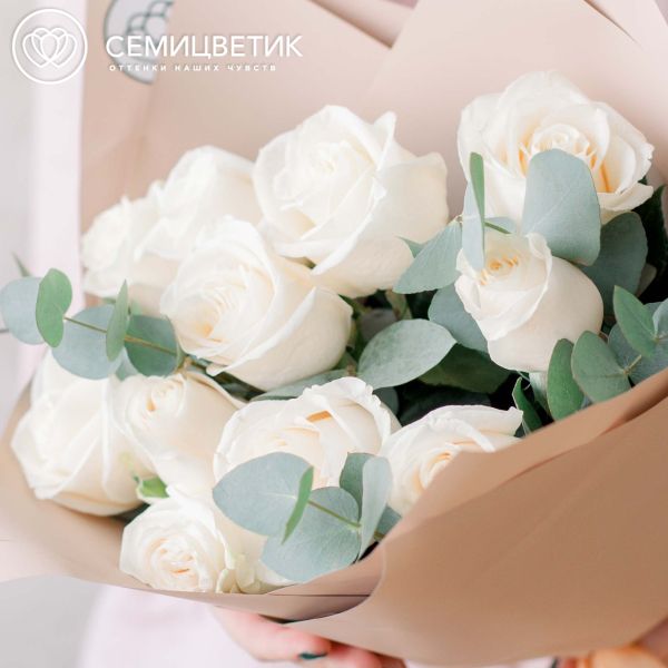 Букет из 11 белых роз Vendela 50 см (Эквадор) с эвкалиптом в кремовой пленке