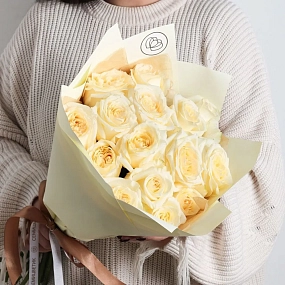 Букет из 15 белых роз Moonston 50 см (Эквадор) в кремовой пленке