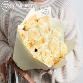 Букет из 15 белых роз Moonstone 50 см (Эквадор) в кремовой пленке