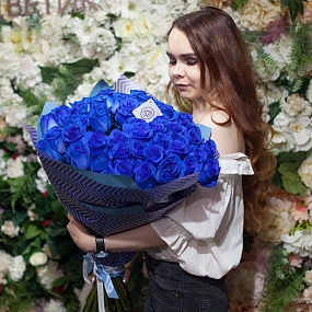 Букет из 51 синей розы 60 см (Эквадор) в голубой пленке