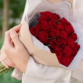 Букет из 35 красных роз 30 см (Кения) в кремовой пленке