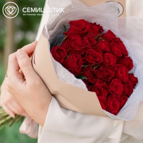 Букет из 35 красных роз 30 см (Кения) в кремовой пленке