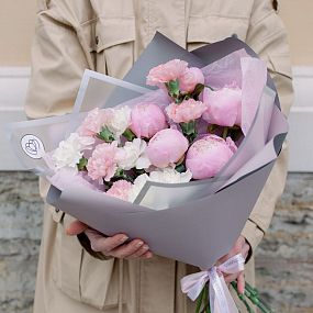 Букет из 11 белых и розовых гвоздик и 5 розовых пионов Standart Plus в сиреневой пленке