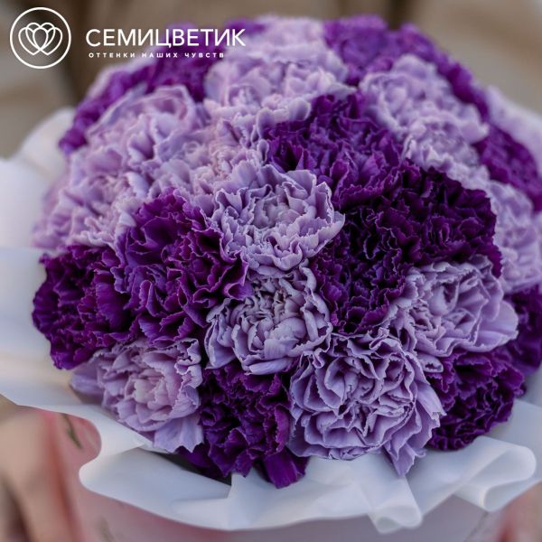 Букет в розовой шляпной коробке Amour Mini из 35 сиреневых (лунных) гвоздик