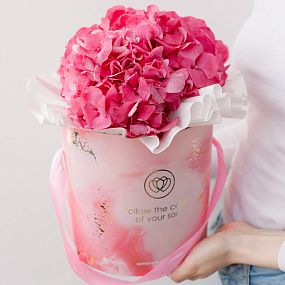 Букет в розовой шляпной коробке Amour Mini из 3 розовых гортензий
