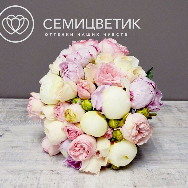 Свадебный букет из пионов, пионовидных кустовых роз