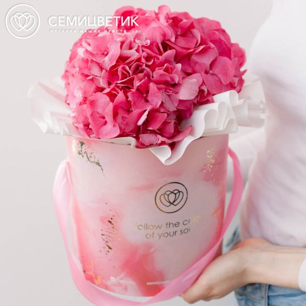 Букет в розовой шляпной коробке Amour Mini из 3 розовых гортензий
