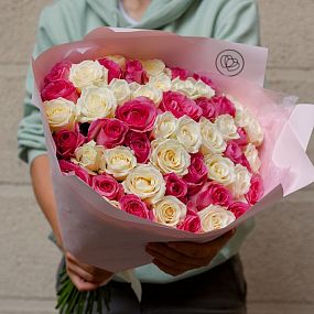 Букет из 51 розовой и белой розы 50 см (Россия)