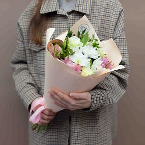 Мини-букет  из альстромерий в розовых тонах, роз и хризантемы с зеленью в кремовой пленке