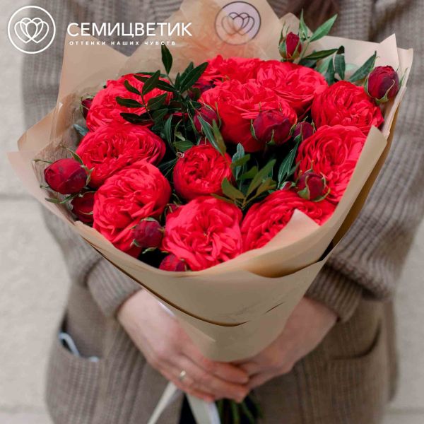 Букет из 11 красных кустовых пионовидных роз Red Piano 40 см с фисташкой