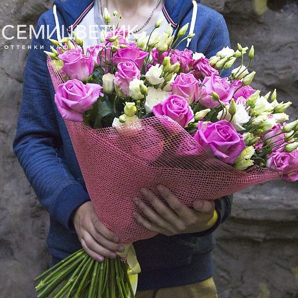 Букет из розы и лизиантуса в упаковке